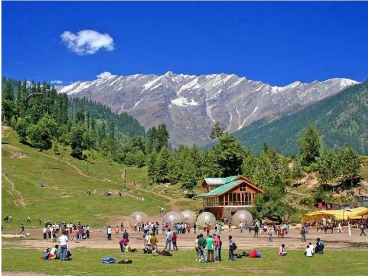 People Are Enjoying In Manali With Family & Friends
